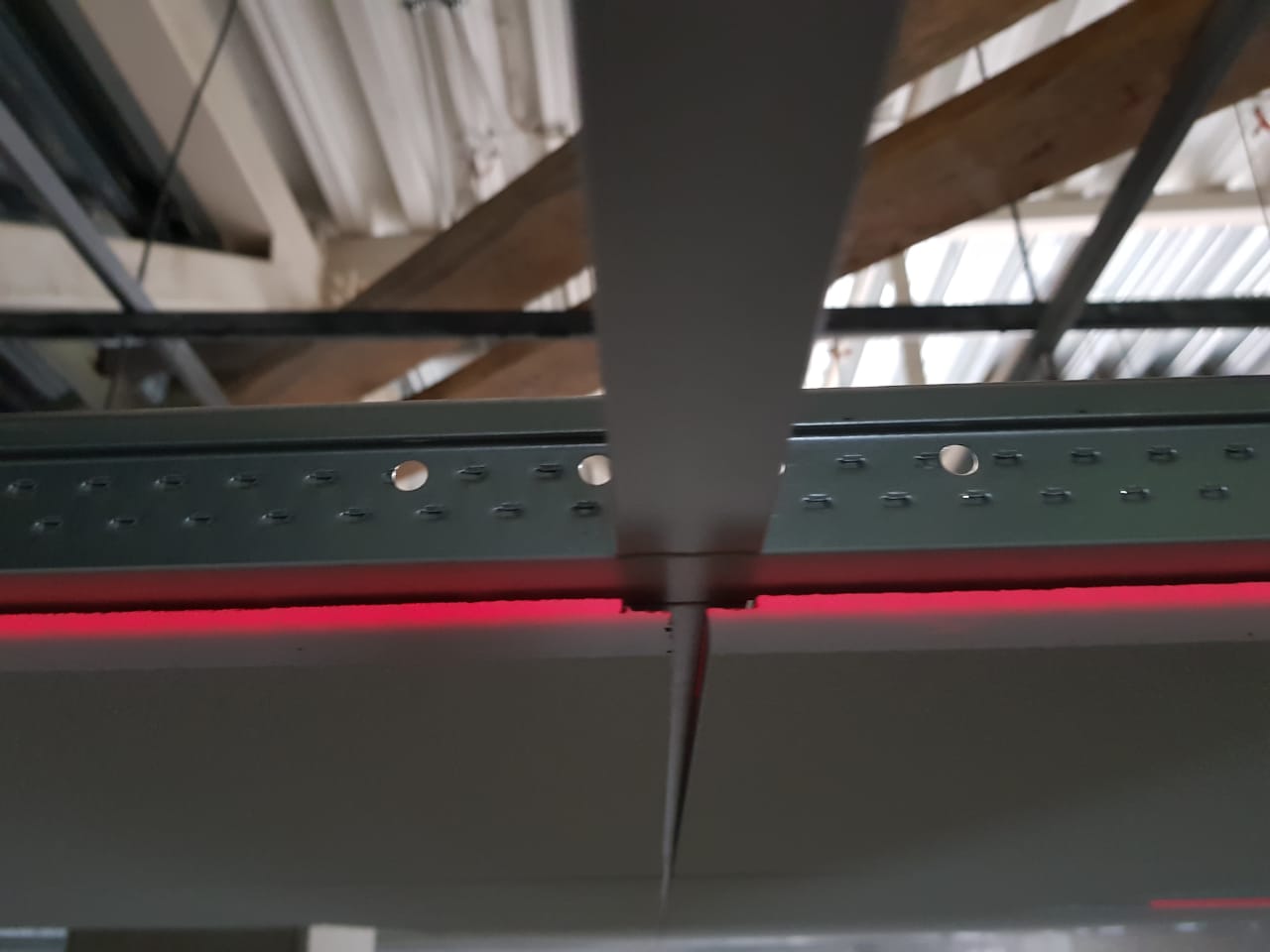 Монтаж кассетного потолка со скрытой подвесной системой